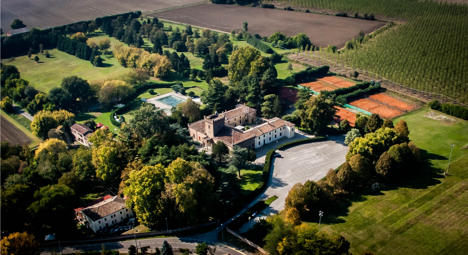 Location Castello Fossadalbero ripresa dall'alto